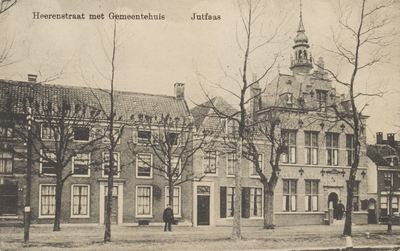 130173 Gezicht op enkele panden aan de Herenstraat te Jutphaas, met rechts het gemeentehuis (Herenstraat 9).N.B. De ...